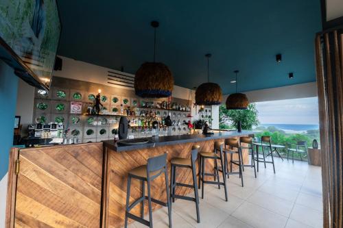 埃斯泰里略斯Marala Hotel的一间酒吧,在一间享有美景的房间里设有酒吧凳子