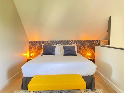 ApremontLe Criollo的一间卧室配有一张带黄色长凳的大床