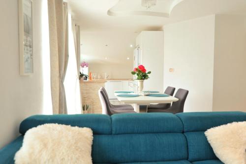 卡利Apartment Sea view的客厅配有蓝色的沙发和桌子