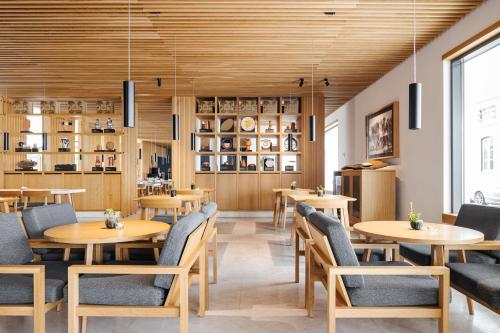 埃武拉埃武拉橄榄酒店的用餐室配有木桌和椅子