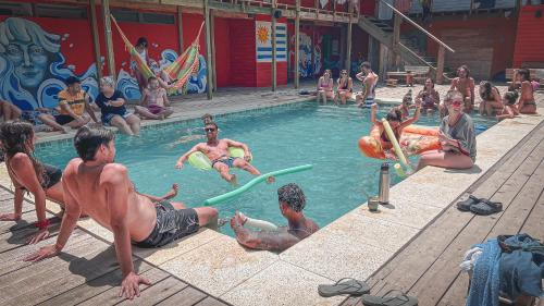 拉佩德雷拉Compay Hostel La Pedrera的一群人在游泳池玩耍
