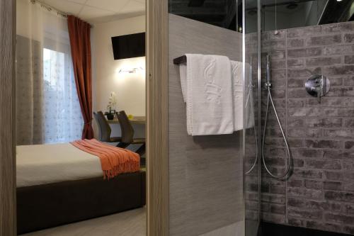 维罗纳LeNotti Verona的浴室设有床铺和玻璃淋浴间。
