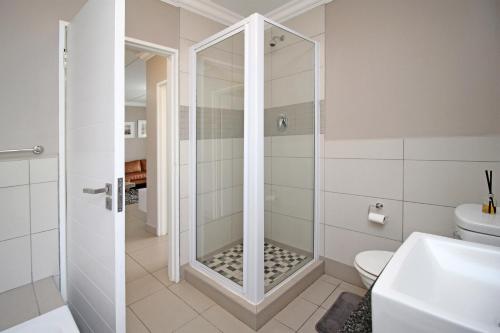 ChartwellWhite Orchid Luxury Apartment的带淋浴和卫生间的浴室