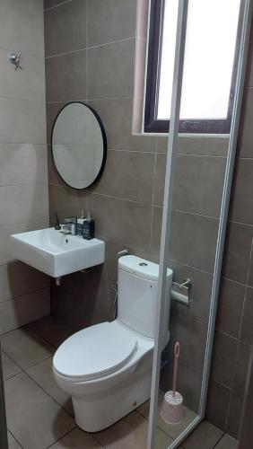 加影TL145 The Strata的一间带卫生间、水槽和镜子的浴室