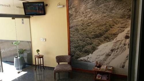 波萨达斯芦荻公寓酒店的一间挂有壁画的等候室