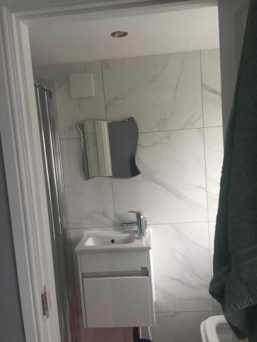克罗伊登home away from home的白色的浴室设有水槽和镜子