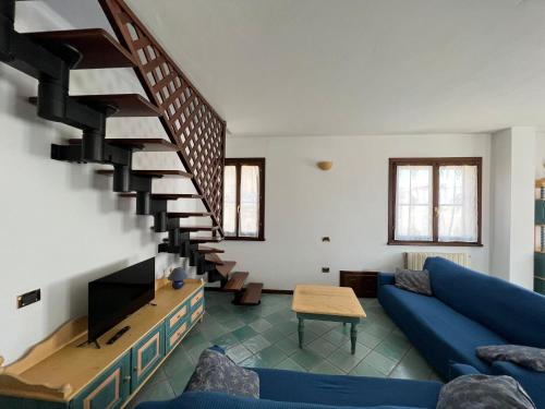 托里格兰德Pachisa sul mare的客厅设有蓝色的沙发和楼梯。