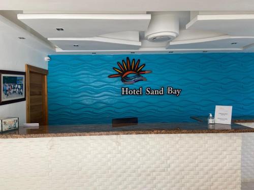 蓬塔露奇亚Hotel Sand Bay的蓝色的墙壁和酒店的沙湾