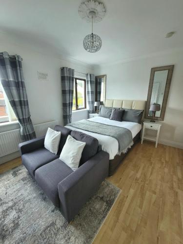 戈尔韦Grange House B&B的一间卧室配有一张大床和一张沙发
