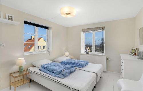 古兹耶姆Cozy Apartment In Gudhjem With Kitchen的一间白色卧室,配有床和2个窗户