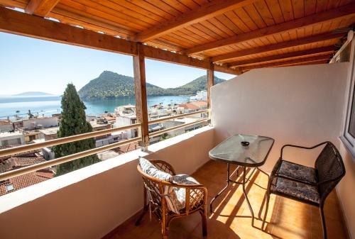 托隆Hotel Thetis的设有一个配有桌椅并享有美景的阳台。