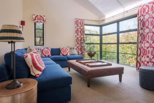 索尔科姆Goodshelter Bay的客厅配有蓝色的沙发和桌子