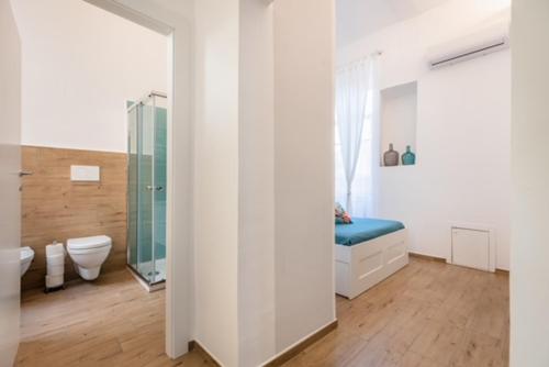 泰拉奇纳Mariviva Guest House的带淋浴、卫生间和镜子的浴室