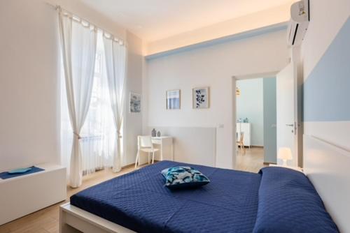 泰拉奇纳Mariviva Guest House的一间卧室配有一张蓝色的床,上面有枕头