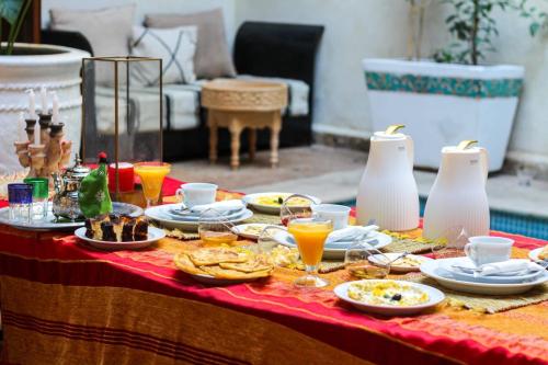 马拉喀什RIAD KECHMARA的一张桌子,上面放着食物和饮料