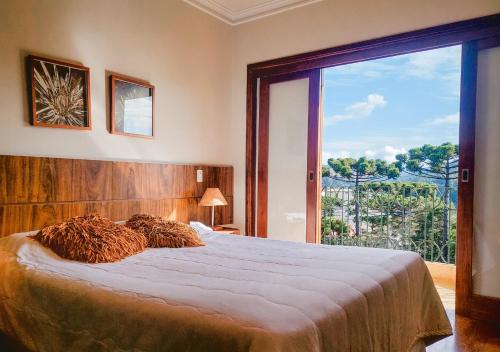 坎波斯杜若尔当Pousada Victoria Villa By Nacional Inn的一间卧室设有一张大床和大窗户
