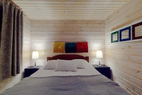 洛斯托Lapintaika的一间卧室,两边都配有一张床和两盏灯