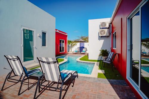 Santa CruzTrankilidad Apartments的一个带椅子的庭院和一个游泳池