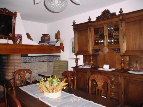 CózarCasa Rural Morada Maragata的一间带桌子和橱柜的用餐室