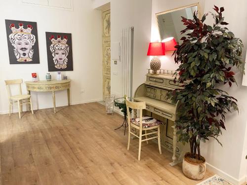 巴勒莫Casa Granatelli的客厅配有书桌和盆栽植物