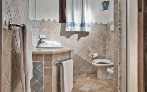 切尔沃港Vistamare Grande Pevero的一间带卫生间和水槽的浴室