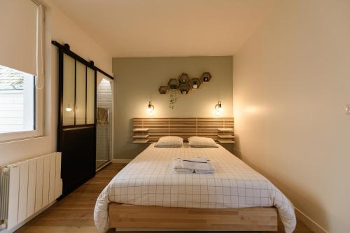 坎佩尔Appartement T2 - Vue imprenable sur la cathédrale的一间卧室,卧室内配有一张大床