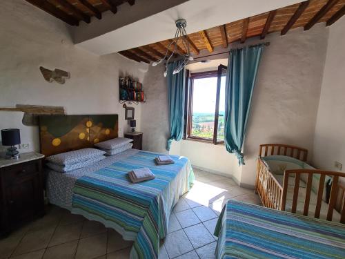 安吉亚里Nero Gioconda的一间卧室设有两张床和窗户。