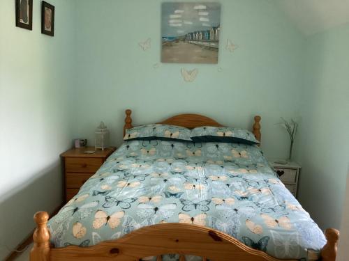 班克拉那Riverview Apartment的一间卧室配有一张带蓝色棉被的床