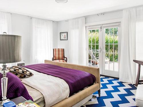 南安普敦Villa Southampton Village的一间卧室设有一张大床和一个窗户。