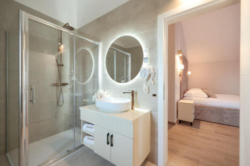 普利拉卡Castello Exclusive rooms with breakfast的带淋浴、盥洗盆和镜子的浴室