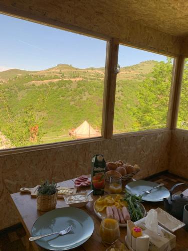 DseghAlereks Mountain Camping的一张带餐盘的桌子,享有山景