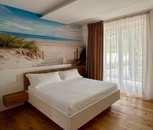 Montefalcone del SannioI-relais b&b的一间卧室配有一张壁画床