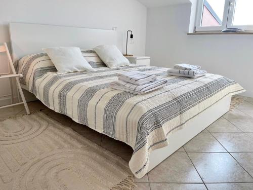 班约勒Boho Bliss Apartment Istria的白色客房的一张床位,上面有毛巾