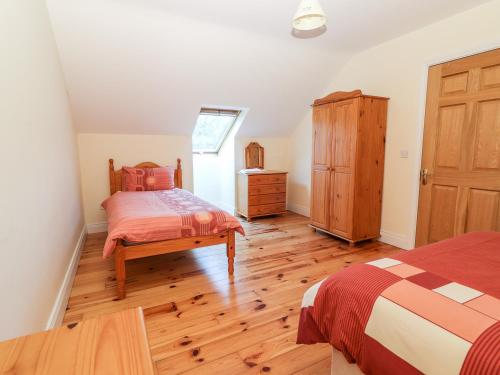 LispoleNumber 7的一间卧室设有两张床,铺有木地板