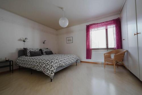 GranträsketFamily house in Swedish Lapland的一间卧室设有一张床和一个窗口