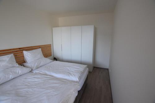 斯塔勒斯普拉维Apartmán v LakeParku的一间卧室配有两张带白色床单的床