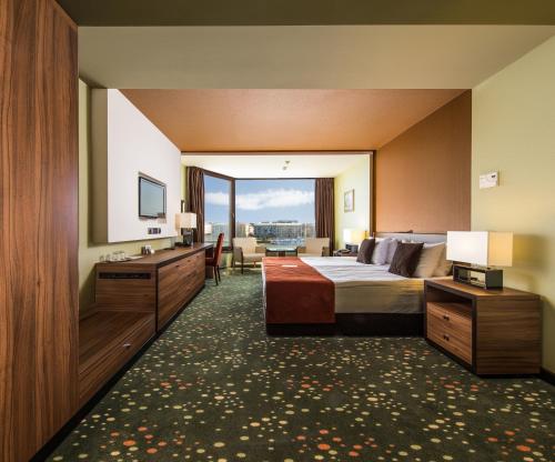 布达佩斯布达佩斯维多利亚精品酒店的酒店客房设有一张床和一个大窗户