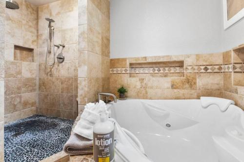 史诺霍米须Idyllic Lakeside Getaway - Hidden Gem的浴室配有白色浴缸和淋浴。