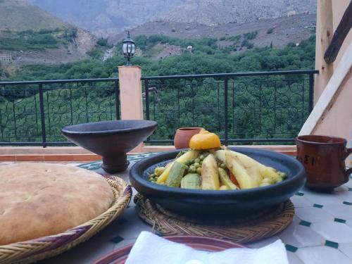 伊姆利尔Dar Amadine的餐桌上放一碗食物,享有美景