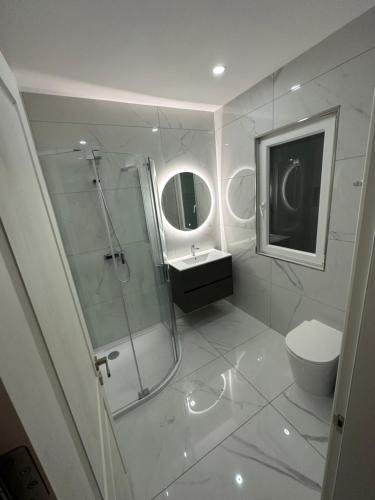 马尔萨什洛克ONE100 apartments的带淋浴、卫生间和盥洗盆的浴室