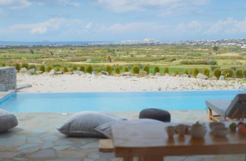Glinado NaxosVouno Luxury Villas的享有海滩景致的大型游泳池