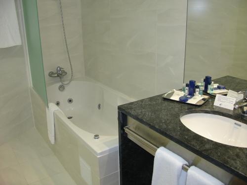 VIP行政亚速尔群岛酒店的一间浴室
