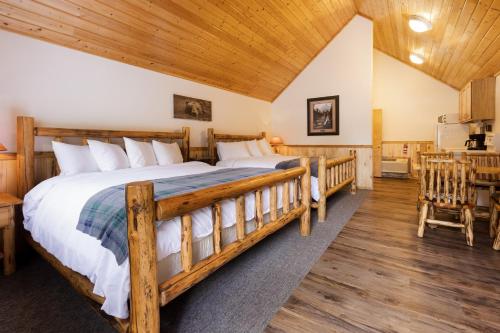 Hungry HorseBeargrass Lodging & RV Resort的一间卧室设有一张大床和木制天花板