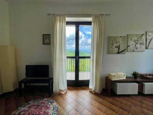 MurazzanoCasa Tino的客房设有阳台和大玻璃门
