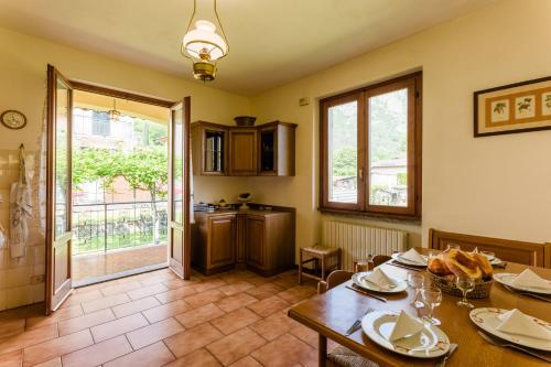格里安泰卡德纳比亚Villa Griante的一间带桌子的用餐室和一间厨房