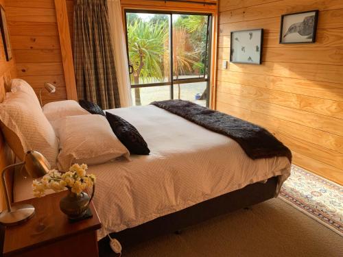 韦斯特波特Birds Ferry Lodge的一间卧室设有一张大床和窗户