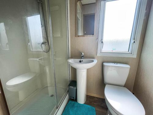 斯凯格内斯Caravan With Decking At Southview Holiday Park In Skegness Ref 33005s的浴室配有卫生间、盥洗盆和淋浴。