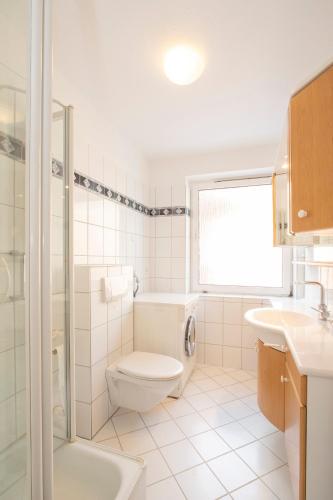朗格奥'Dörpnüst'的白色的浴室设有卫生间和水槽。