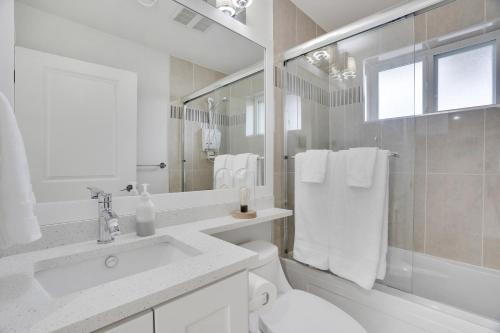 温哥华Family-Friendly, 3 Bed House - Private Backyard-Central Location的白色的浴室设有水槽和卫生间。
