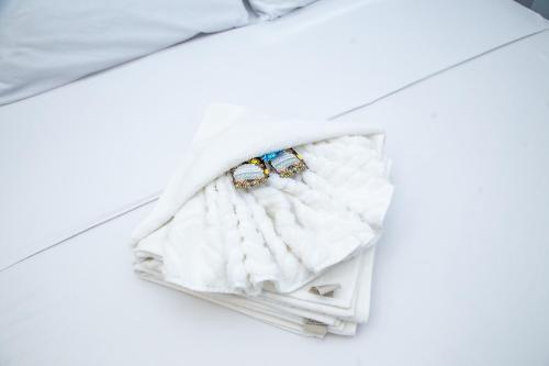 圣湖镇Flat - Mini House的床上的白色袋子,两环